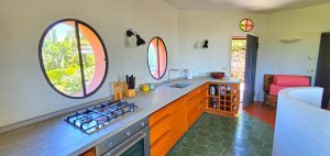 Ferienhaus in Ligurien.Casa Rossa. Küche komplett mit Eingang.