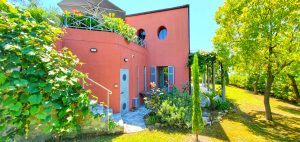 Ferienhaus in Ligurien mit Pool: Casa Rossa Garten mit Blick zum Haus