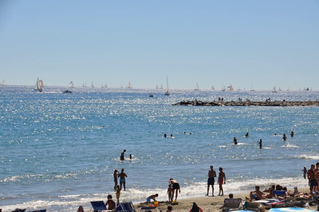 Strand und Segelboote