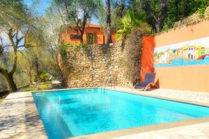 Ferienhaus in Ligurien mit Pool: Villa Barlina Blick auf den Pool