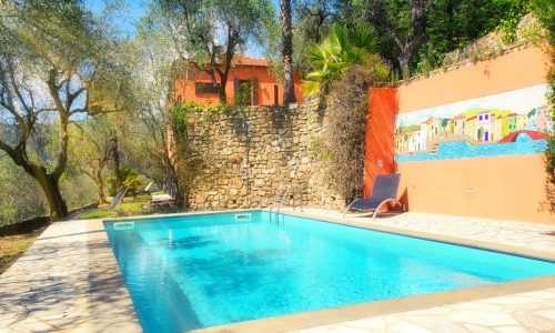 Ferienhaus in Ligurien mit Pool: Villa Barlina Blick auf den Pool