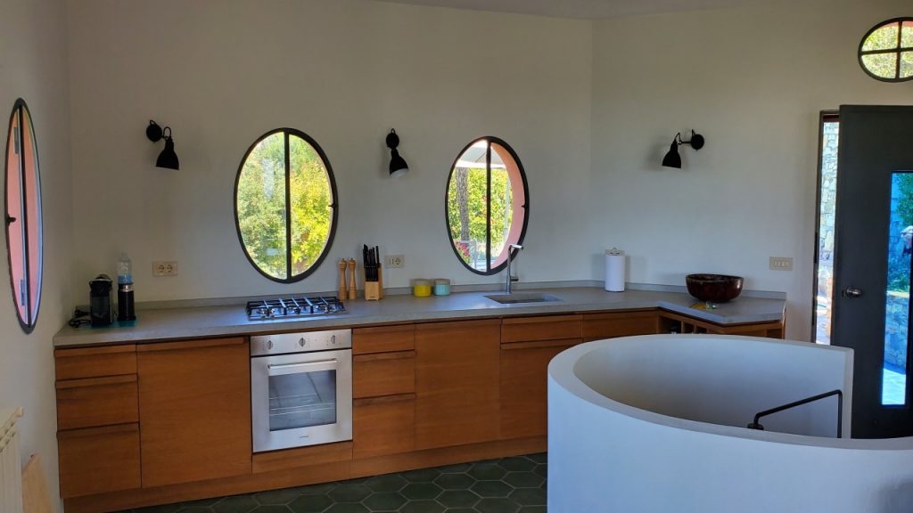 Ferienhaus in Ligurien.Casa Rossa. Küche mit Treppe.