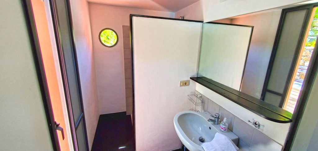 Ferienhaus in Ligurien.Casa Rossa. Bad im Wohnbereich.