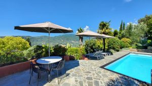 Ferienhaus in Ligurien.Casa Rossa. Zweiter Schlafraum. Bett und Bad.