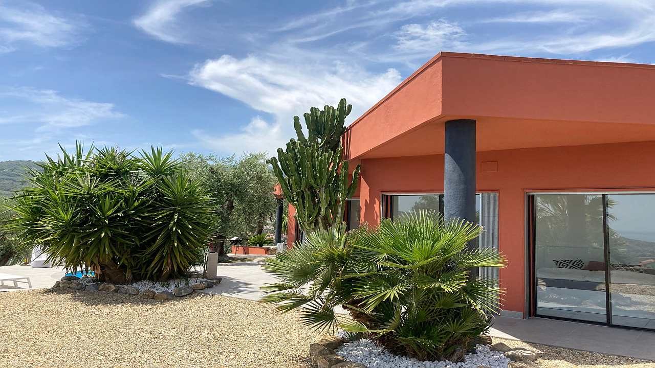 Ferienhaus in Ligurien mit Pool: Villa Rossini, Blick auf Garten und Parkplatz