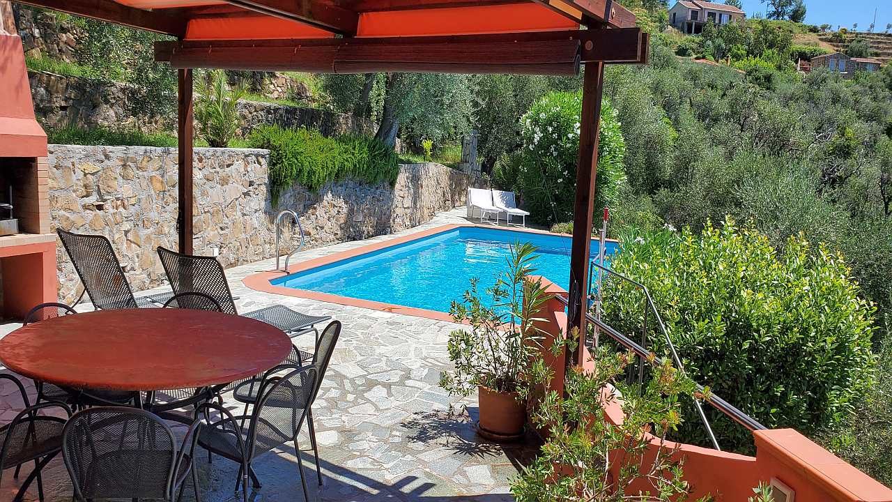 Ferienhaus in Ligurien mit Pool: Casa Luce Blick auf den Pool