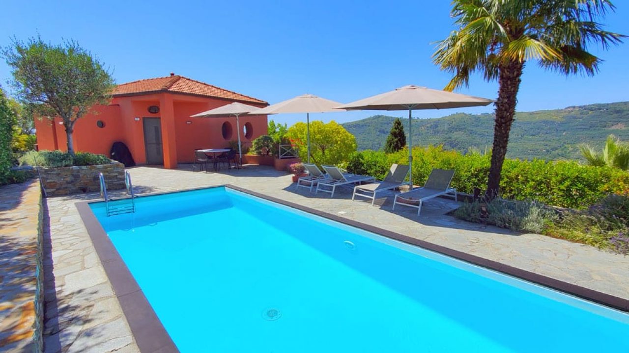 Ferienhaus in Ligurien mit Pool: Casa Rossa Blick auf den Pool